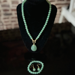 AVA (PARURE en Jade/collier, bracelet, boucles d'oreille). Pendentif en jade vert/amovible